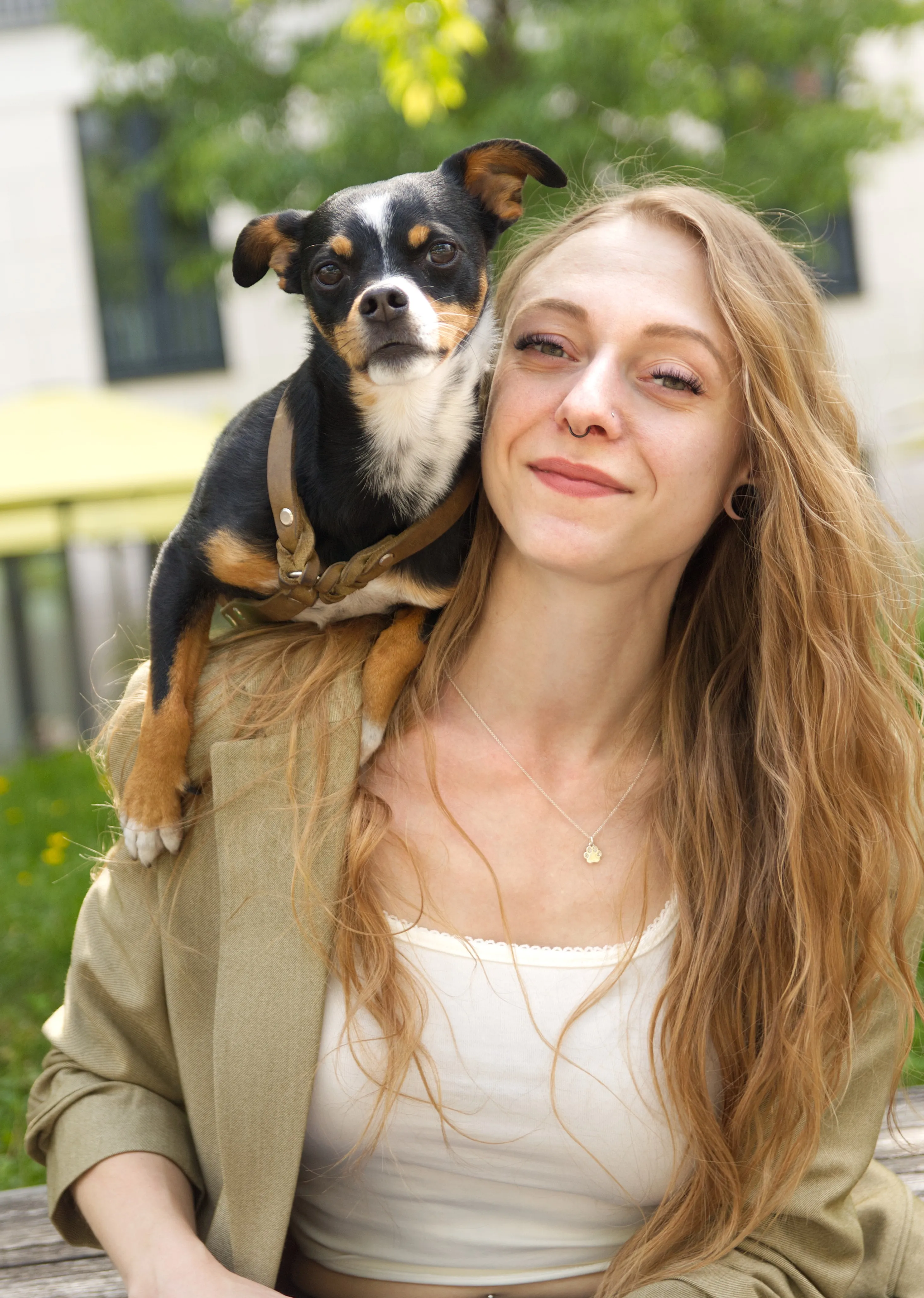 Lisa Trinkaus mit ihrem Tierschutzhund Henry